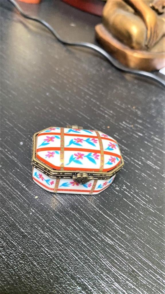Magnifique ancien pilulier en porcelaine, Enlèvement ou Envoi