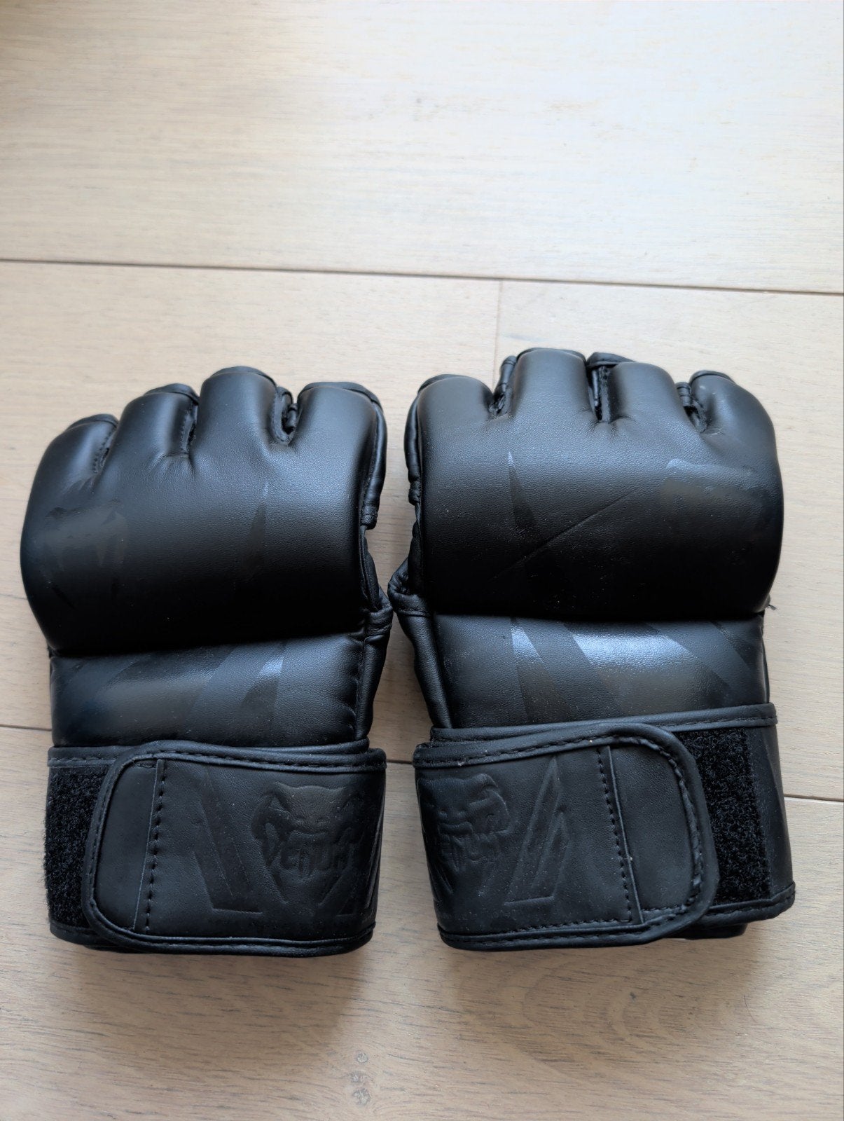 Gants Venum MMA chalanger noirs, Enlèvement ou Envoi