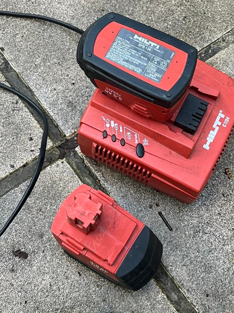 Chargeur Hilti avec batteries, Enlèvement ou Envoi, Utilisé