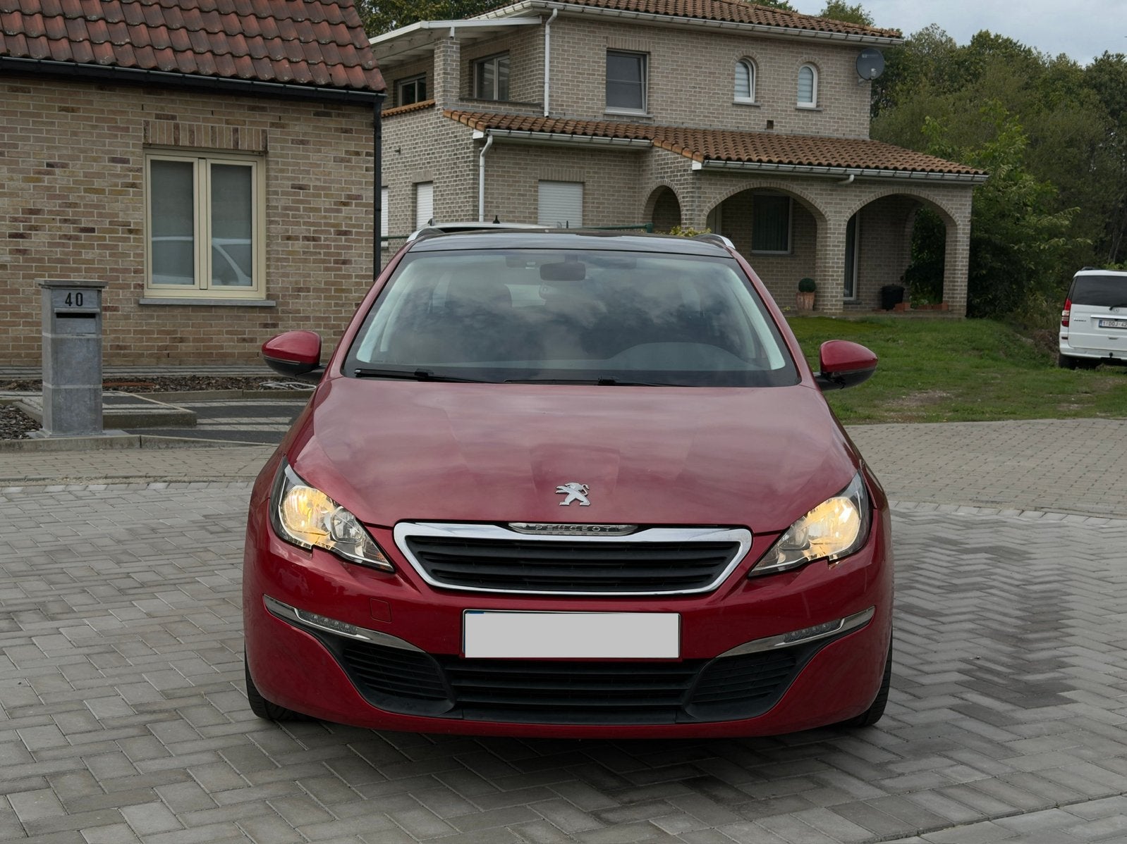 Peugeot 308 1.2 benzine euro 6B 2016 pano 132k gekeurd, Autos, Rouge, Achat, Euro 6, Capteur de lumière