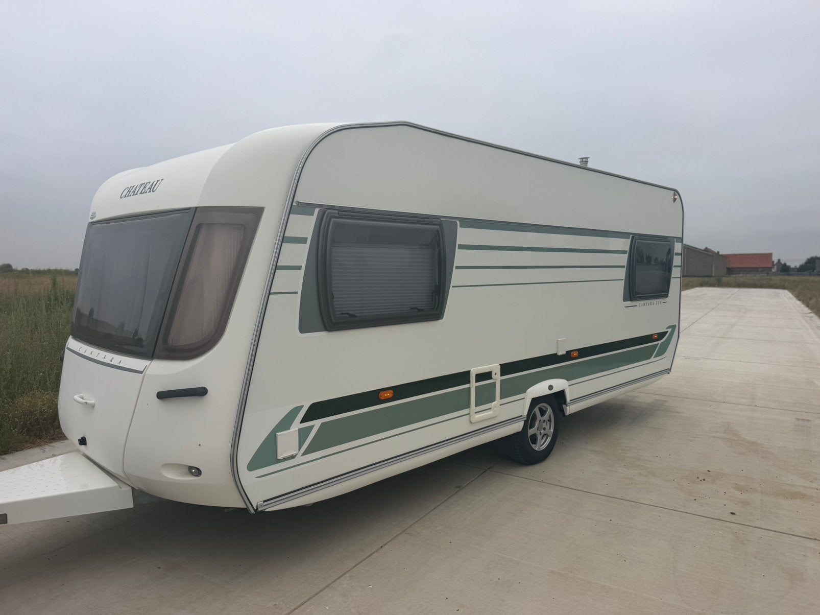 Trekcaravan chateau cantara, Caravanes & Camping, Caravanes, Particulier, jusqu'à 4, Siège standard, Chateau, 2 lits séparés, Coin salon convertible