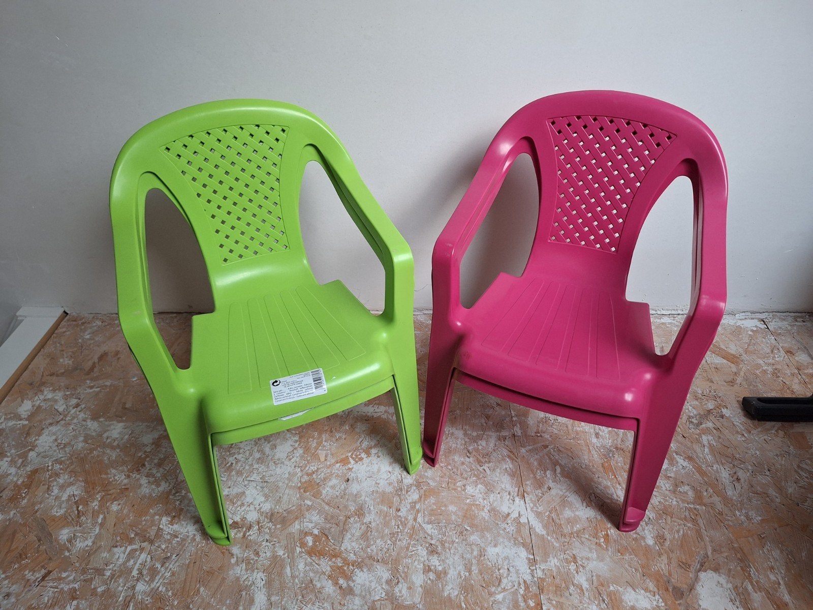 4 plastic kinderstoelen, Ophalen, Zo goed als nieuw, Plastic, Stapelbaar