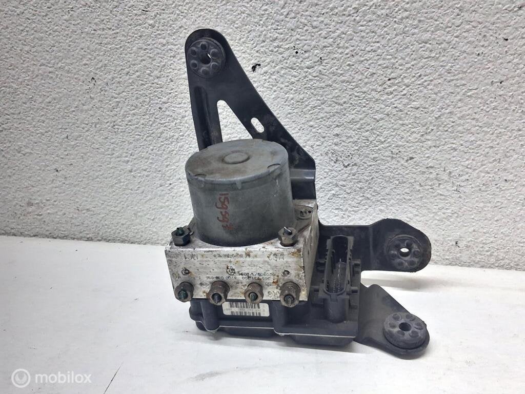 ABS pomp Renault Megane II ('00-'11) 8200038695, Enlèvement ou Envoi, Renault, Utilisé