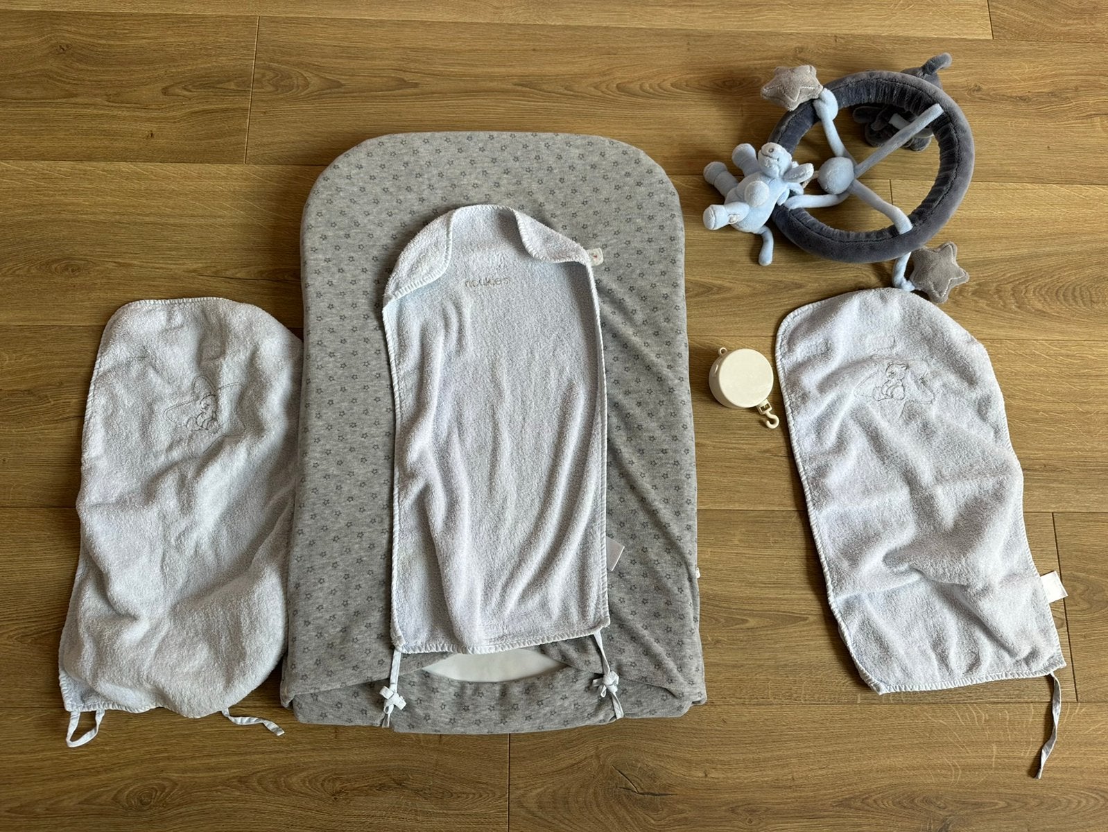 Tapis a langer et mobile noukies poudre d’etoiles bleu, Enfants & Bébés, Enlèvement ou Envoi, Comme neuf