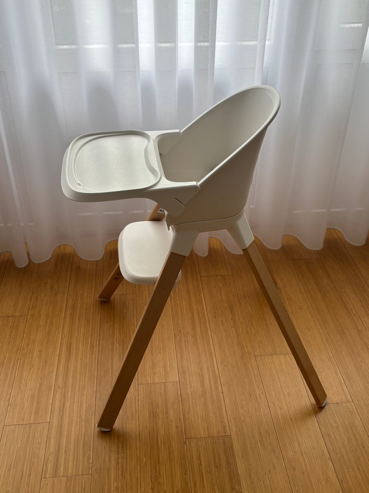 Chaise haute Twistshake blanche avec plateau et harnais, Enfants & Bébés, Enlèvement, Comme neuf, Plateau amovible