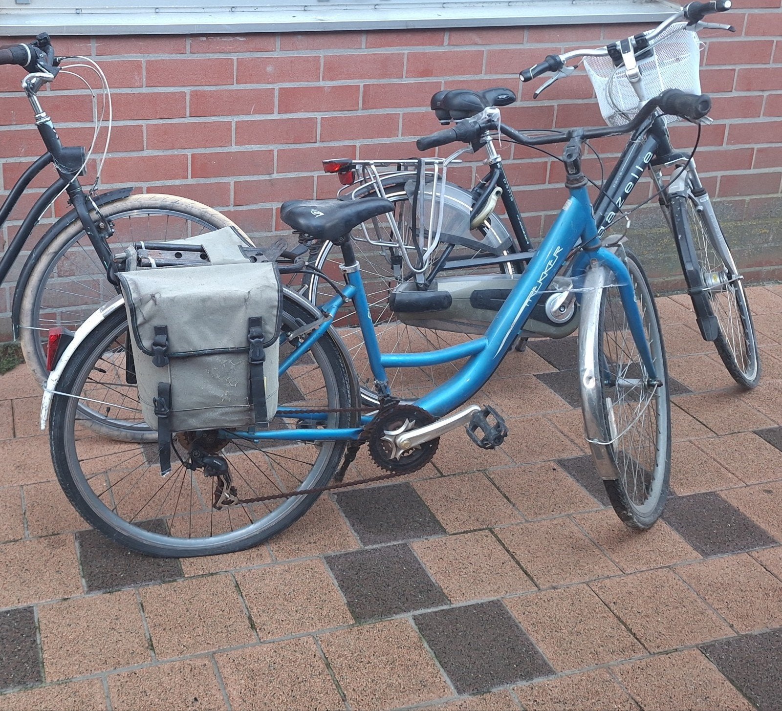 blauwe fiets staat in blankenberge, Ophalen
