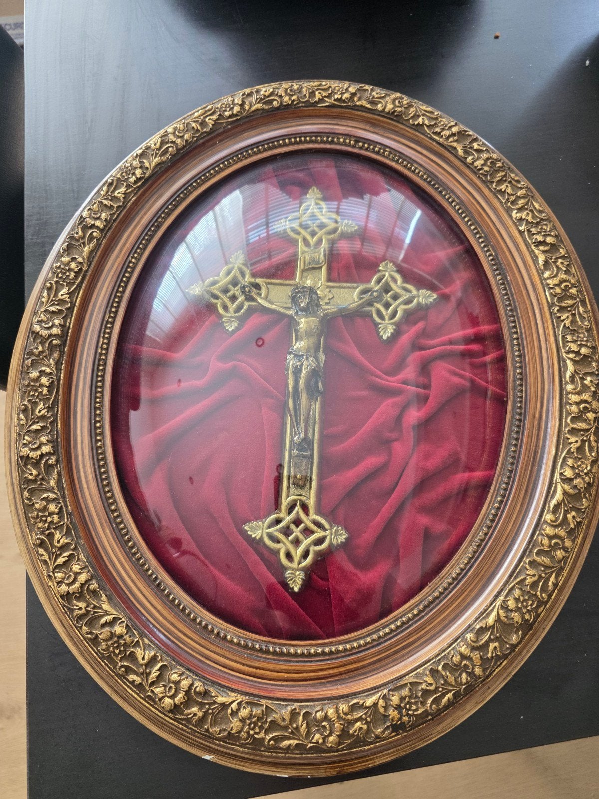Mooi kruis achter gebogen glas, Antiek en Kunst, Antiek | Religieuze voorwerpen, Ophalen