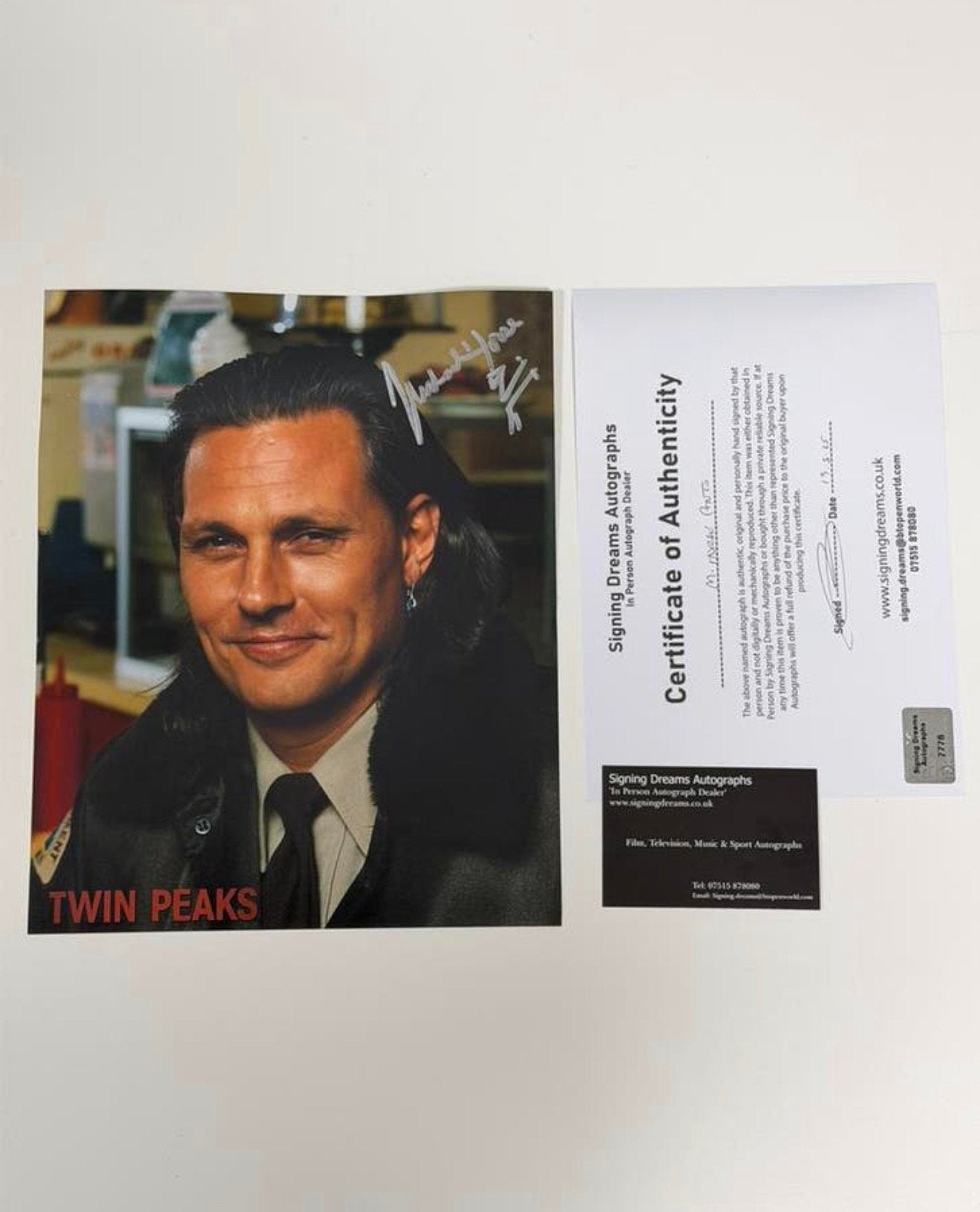 Photo Twin Peaks signée Michael Horse + certificat COA 26x20, Collections, Enlèvement ou Envoi, Neuf, Photo ou Carte, Signé