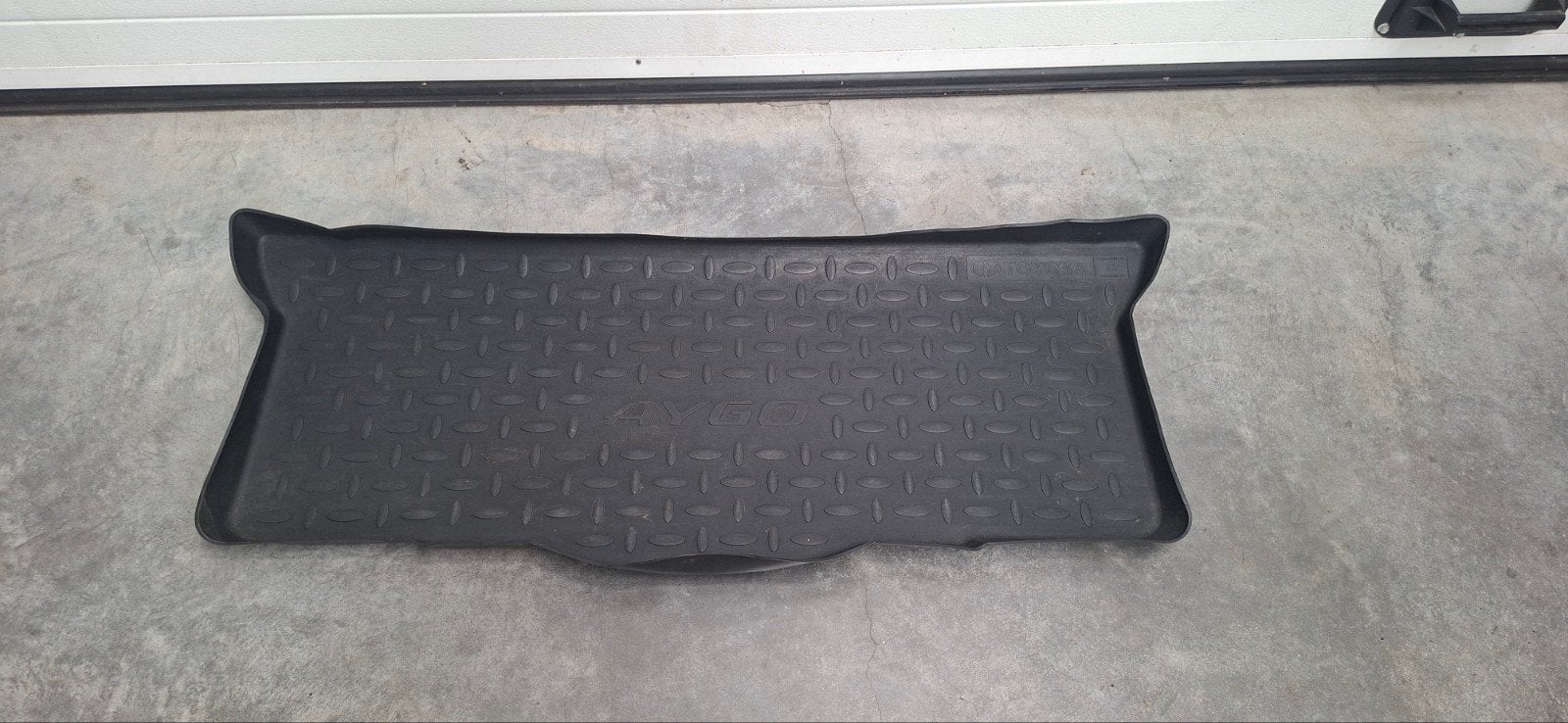 Tapis de coffre en caoutchouc pour Toyota Aygo model 2012, Enlèvement