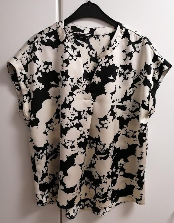 Gebroken wit en zwart gebloemd bloesje met V-hals, 40, Kleding | Dames, Blouses en Tunieken, Zo goed als nieuw, Wit, Verzenden