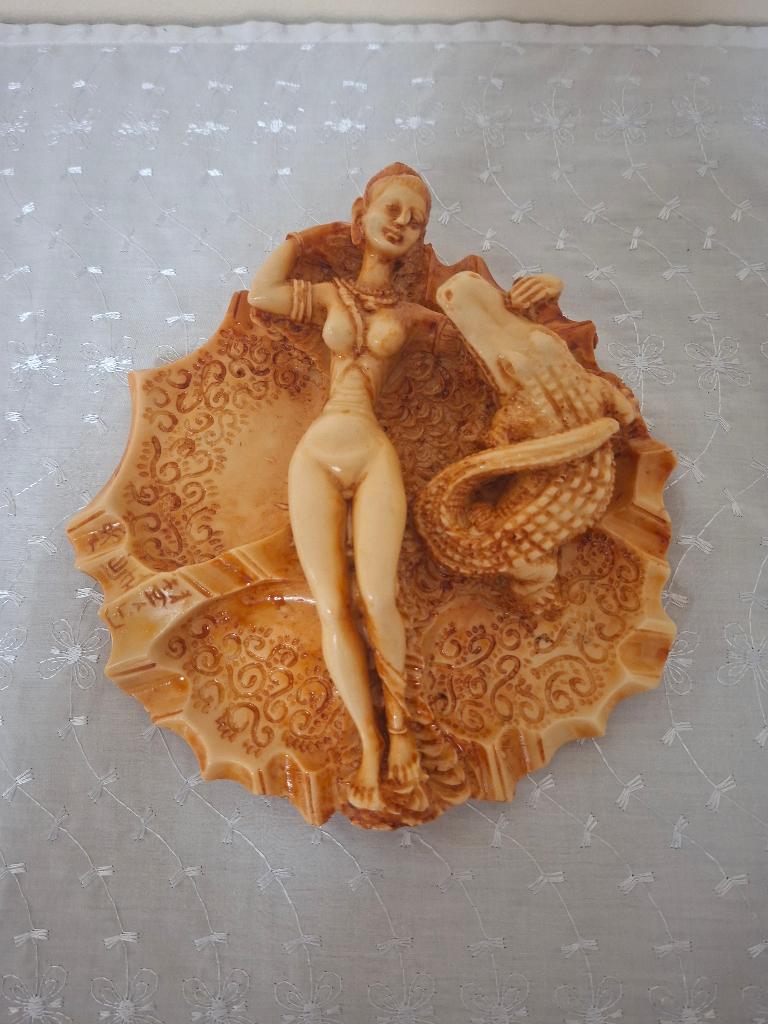 Vintage ivorine asbak met naakte vrouw en krokodil, Ophalen