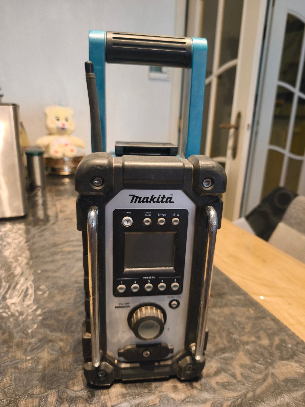 Makita bouwradio, Enlèvement, Radio