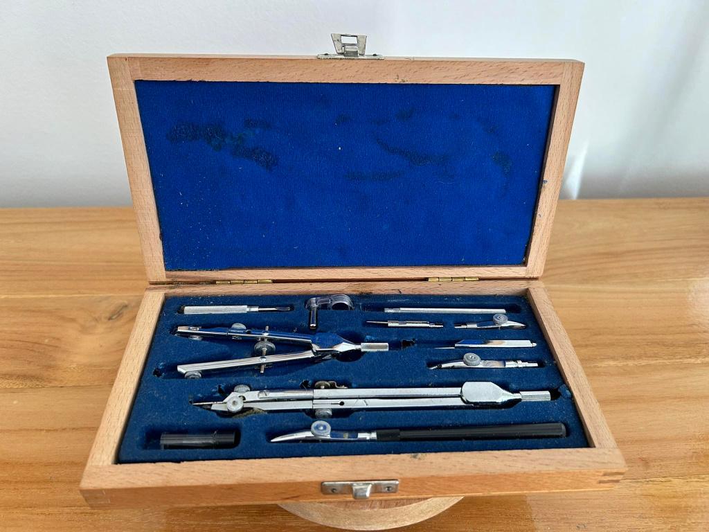 Set tekeninstrumenten, Ophalen