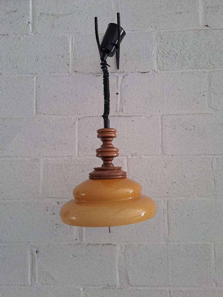 Vintage jaren 70 hanglamp in amberkleurig glad met hout, Ophalen, Gebruikt, Glas, Typisch jaren 70 invloeden mid-century, Space Age en retrodesign