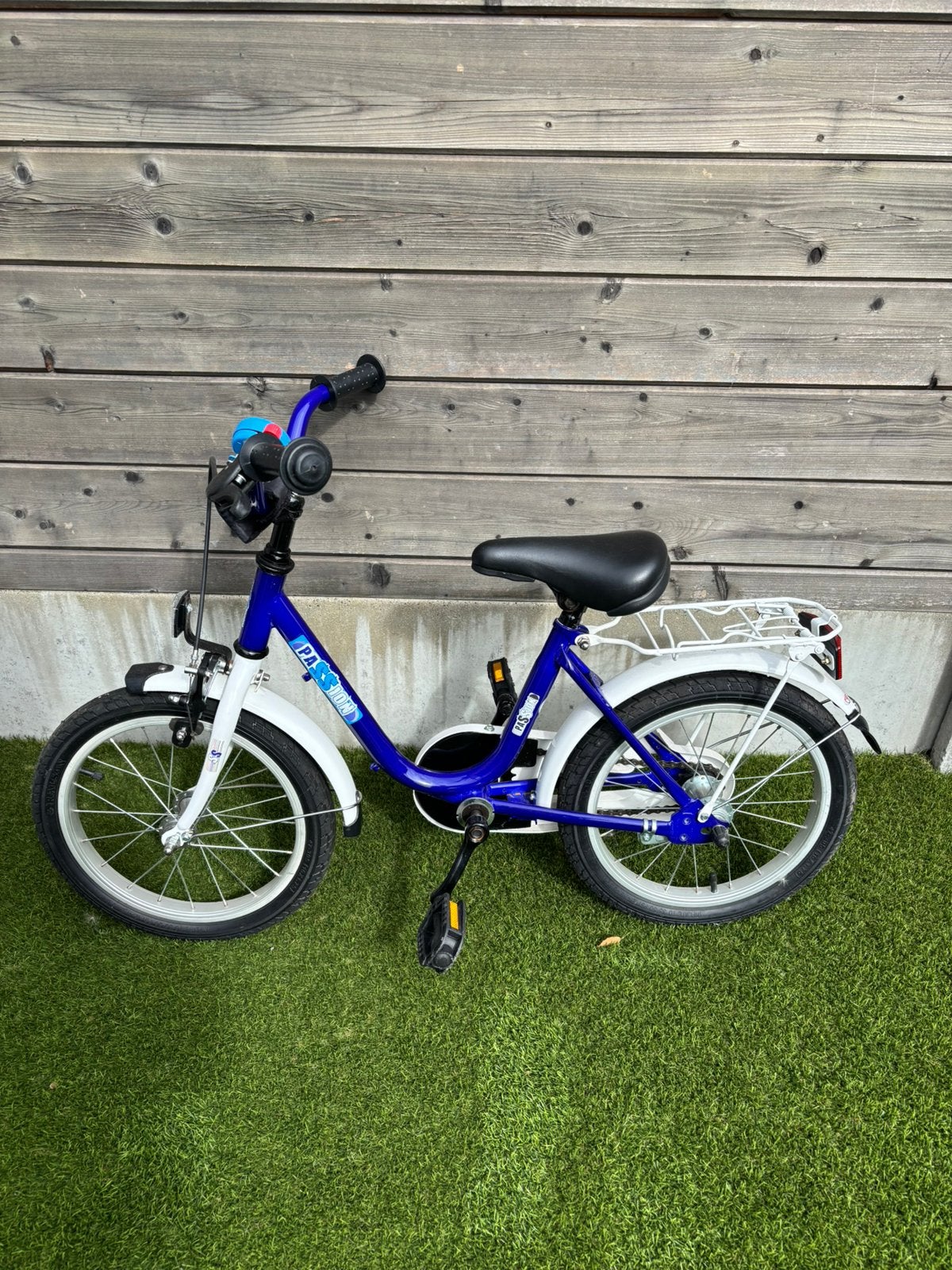 Prachtige PASSION kinderfiets 16 inch blauw/wit – als nieuw, Ophalen, Zo goed als nieuw, Zijwieltjes