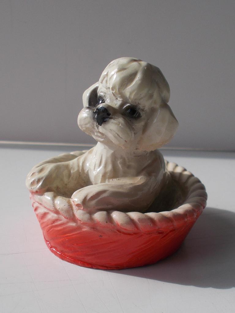 oud mooi beeldje schattige puppie in mandje, Enlèvement ou Envoi, Comme neuf