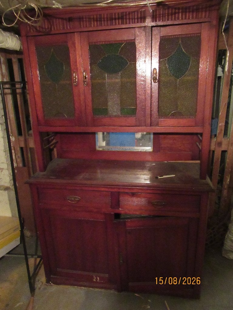 Antiek kastje met glas in lood, Ophalen