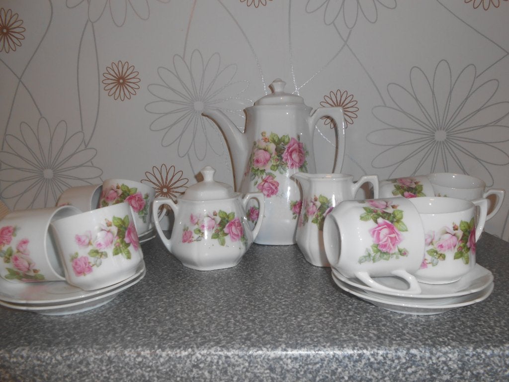 Wit koffieservies met bloemmotief., Huis en Inrichting, Keuken | Servies, Ophalen of Verzenden, Zo goed als nieuw, Porselein, Compleet servies