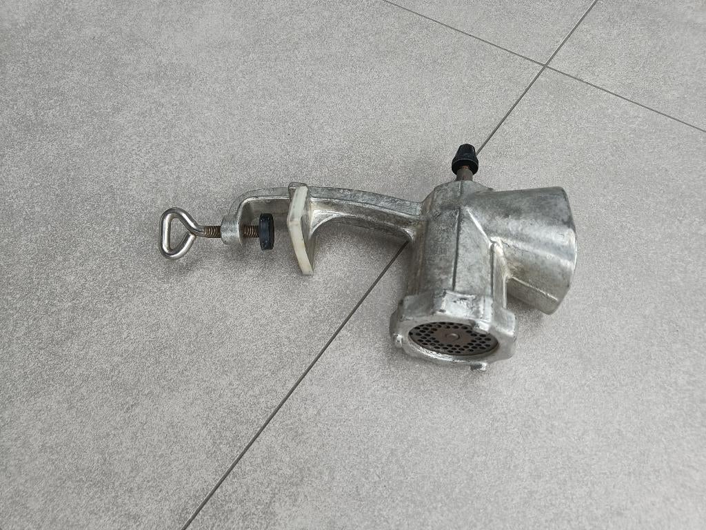 Oude manuele vleesmolen, Enlèvement