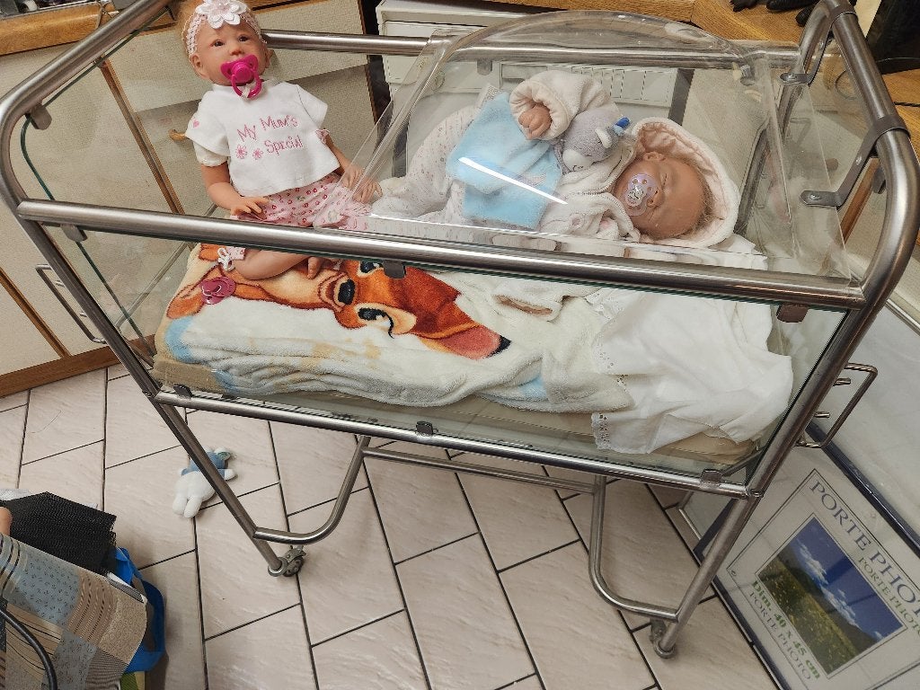 Antiek  glazen moederhuis bedje baby bedje, Ophalen