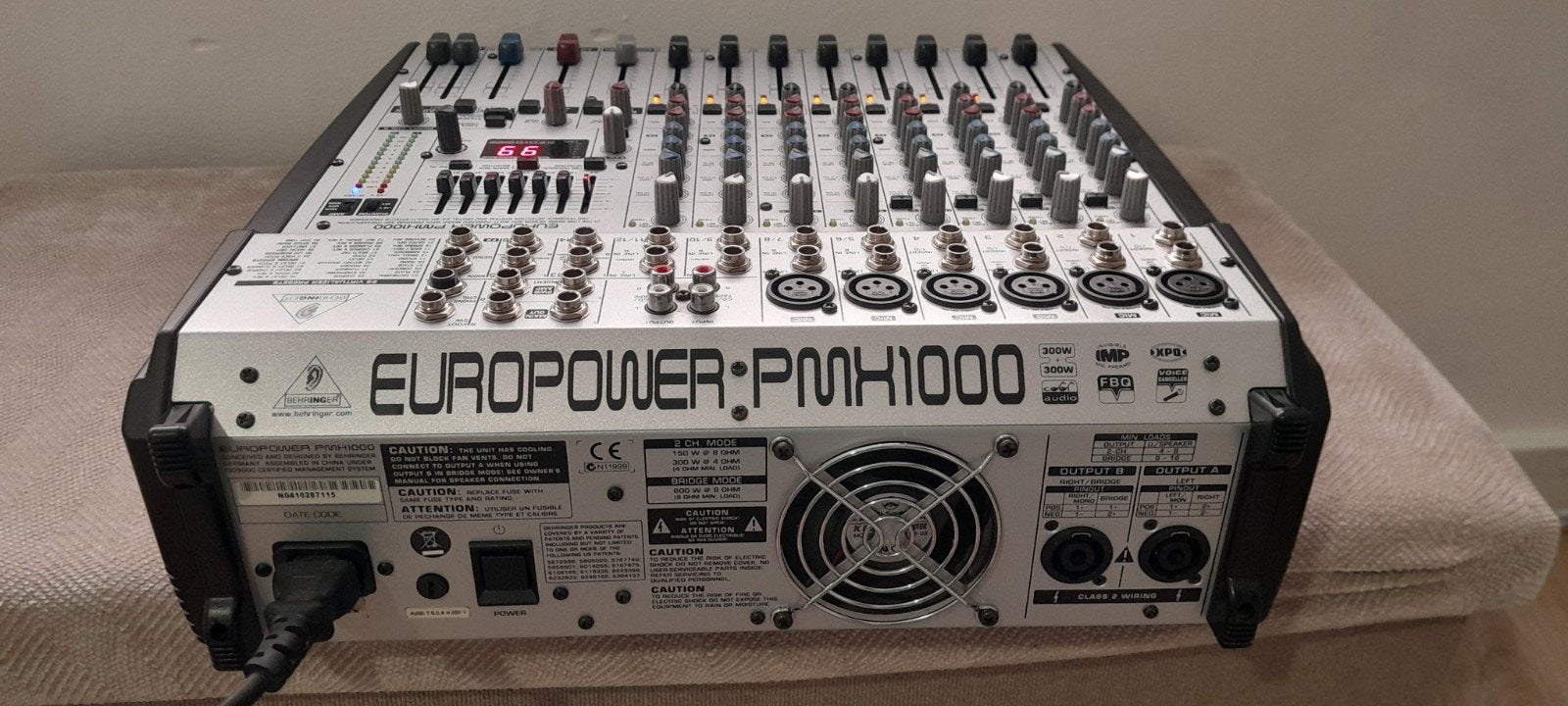 Power mixer Behringer Europower PMX1000
2x500 Watt, Audio, Tv en Foto, Professionele apparaten, Ophalen