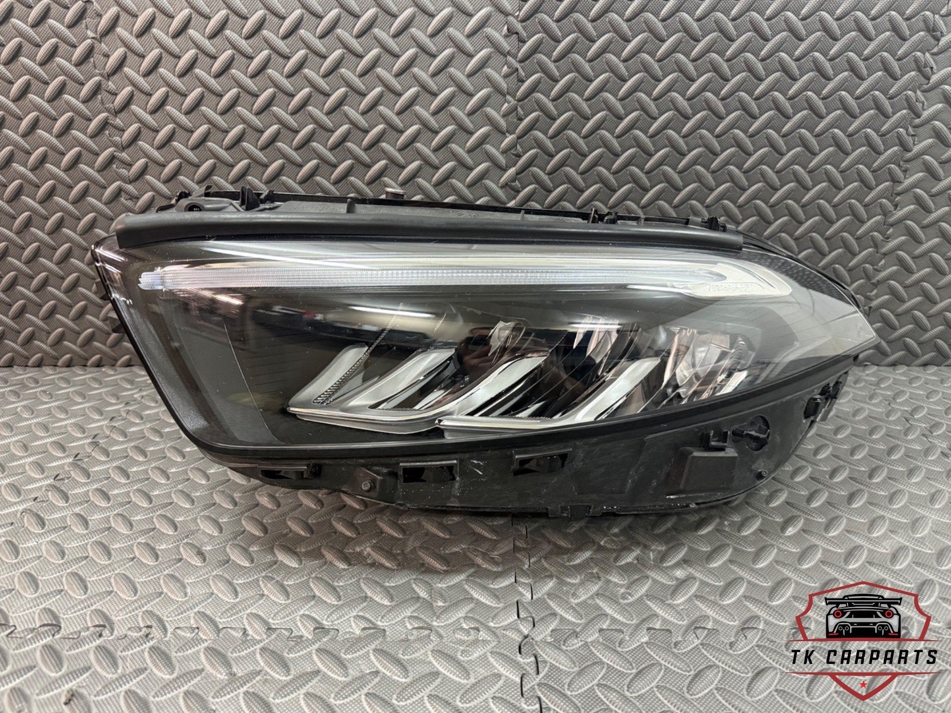 Phare gauche Mercedes Classe A restyl e w177 A1779062106, Neuf, Mercedes-Benz AG, Mercedes-Benz, Mercedesstrasse 120
70372  Stuttgart, DE