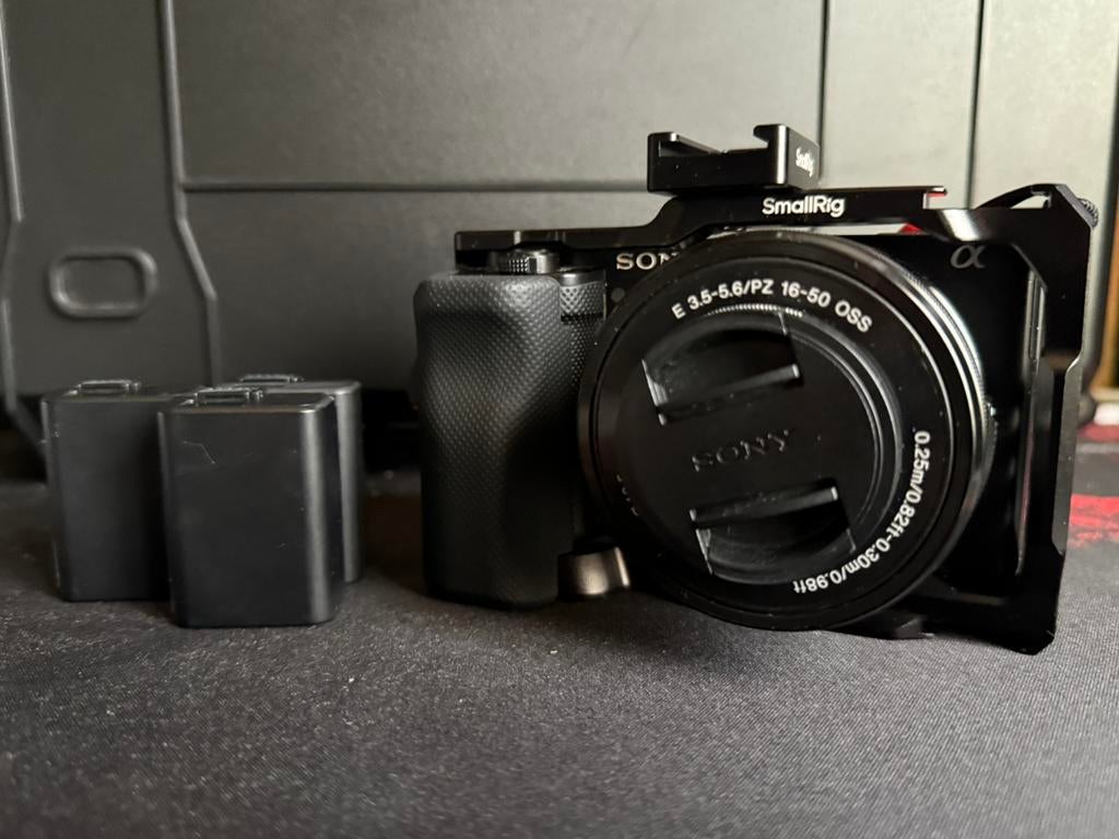 Sony ZV-E10 + Kitlens & toebeh. (shutter count: 1746 kliks), Audio, Tv en Foto, Ophalen, Zo goed als nieuw, Sony