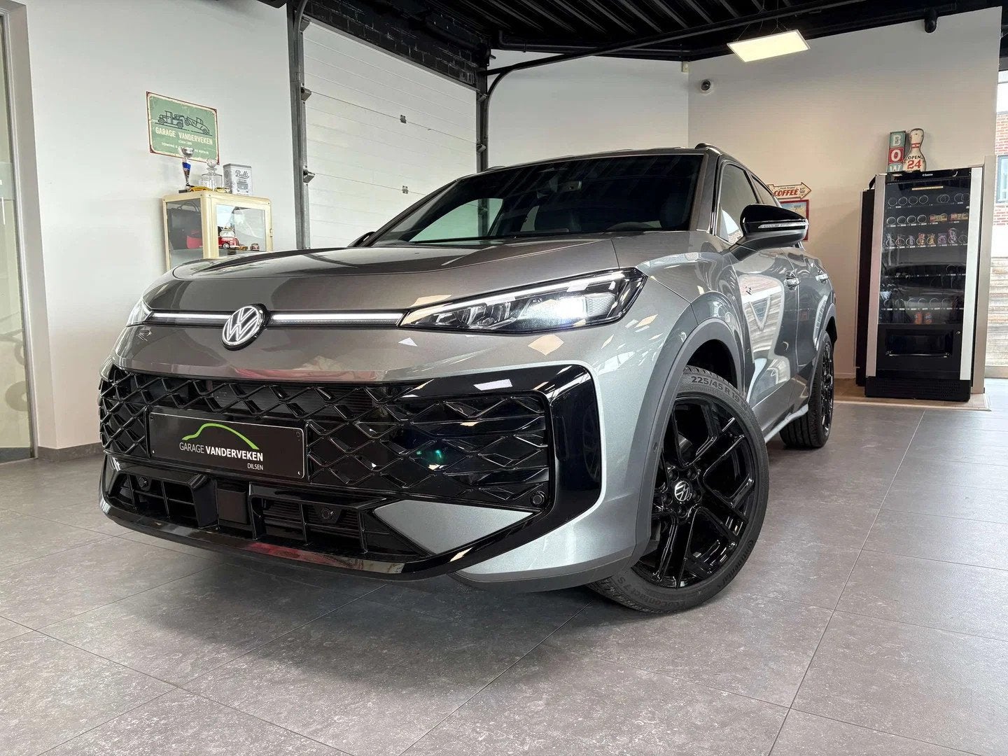 Volkswagen T-Roc T-Roc 1.5 TSI R-Line DSG NEW * black pack *, Auto's, Automaat, 1498 cc, 4 cilinders, LED verlichting