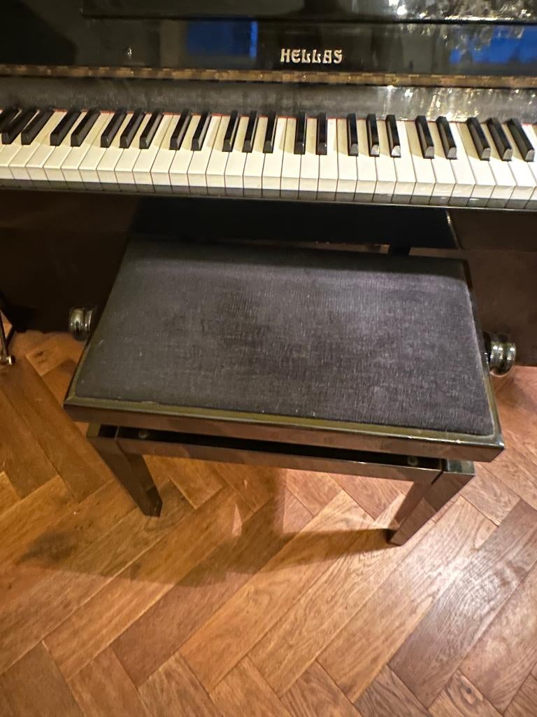 Vends piano droit laqué noir, de marque Hellas, Musique & Instruments, Brillant, Enlèvement, Utilisé, Piano