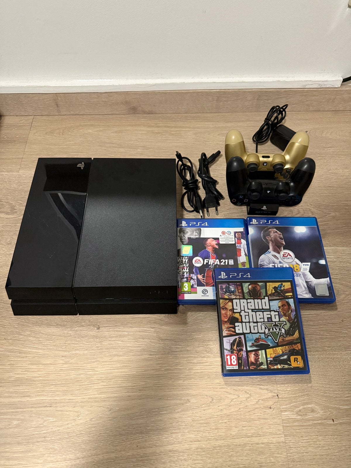 Te koop: PS4 + 2 controllers + 3 games, Games en Spelcomputers, Ophalen, Zo goed als nieuw, Met 2 controllers