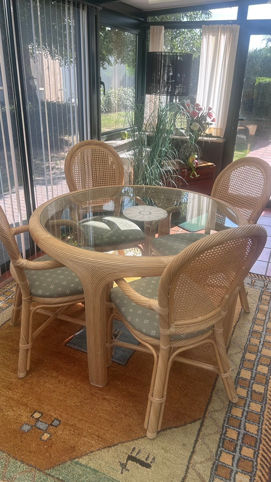 Rotan tafel met 4 stoelen., Ophalen, Zo goed als nieuw