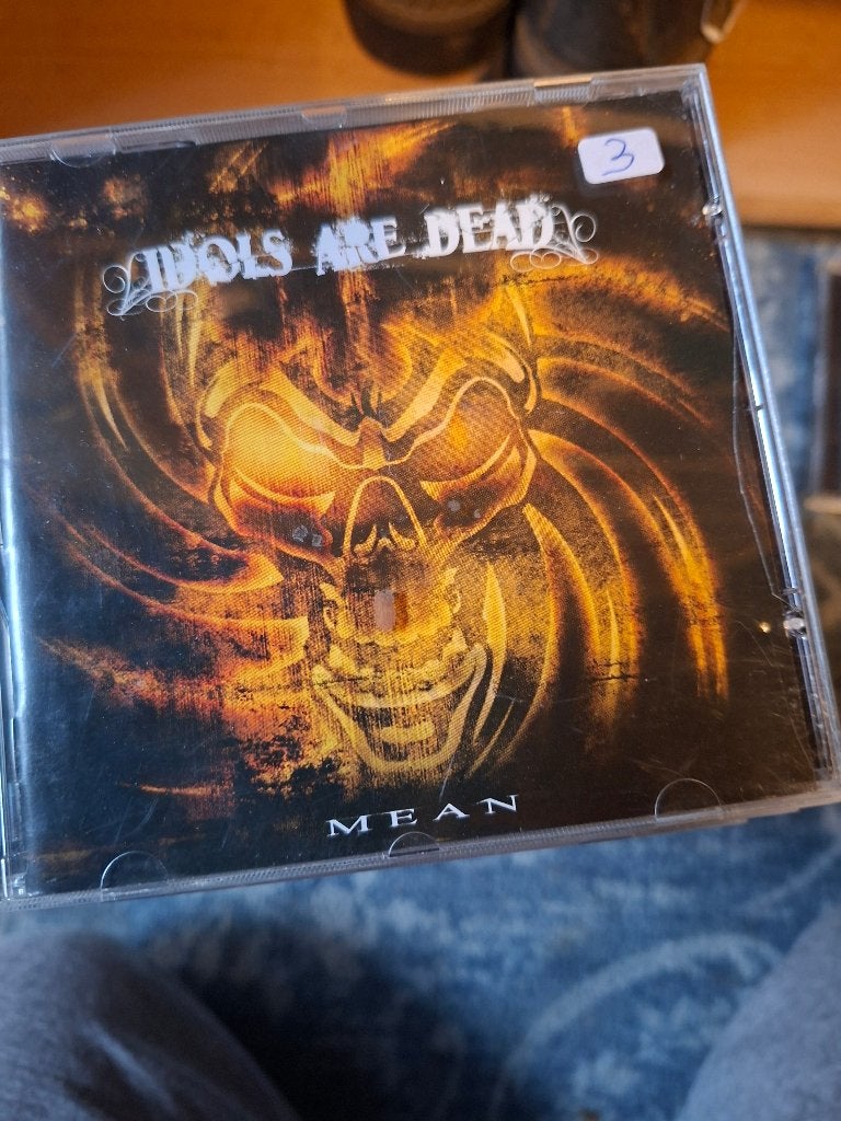 cd - idols are dead - mean, Ophalen of Verzenden, Zo goed als nieuw, Inclusief boekje, Heavy metal