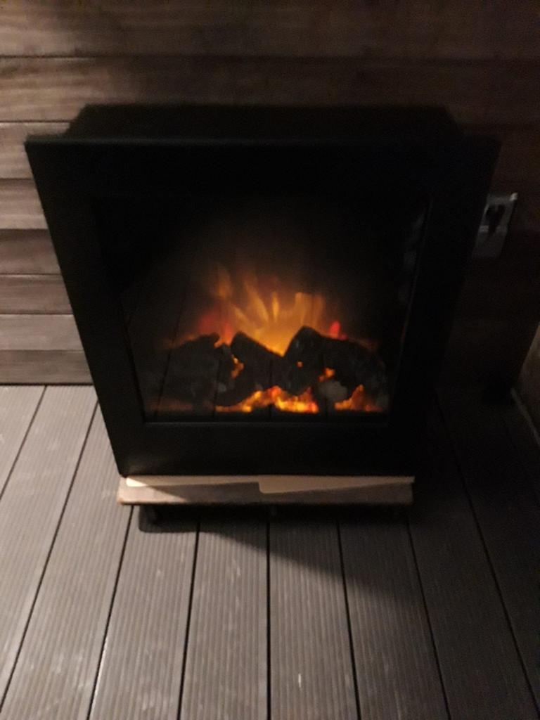 2 ELEKTRISCHE SIERHAARDEN... NIEUWSTAAT, Huis en Inrichting, Haarden, Ophalen