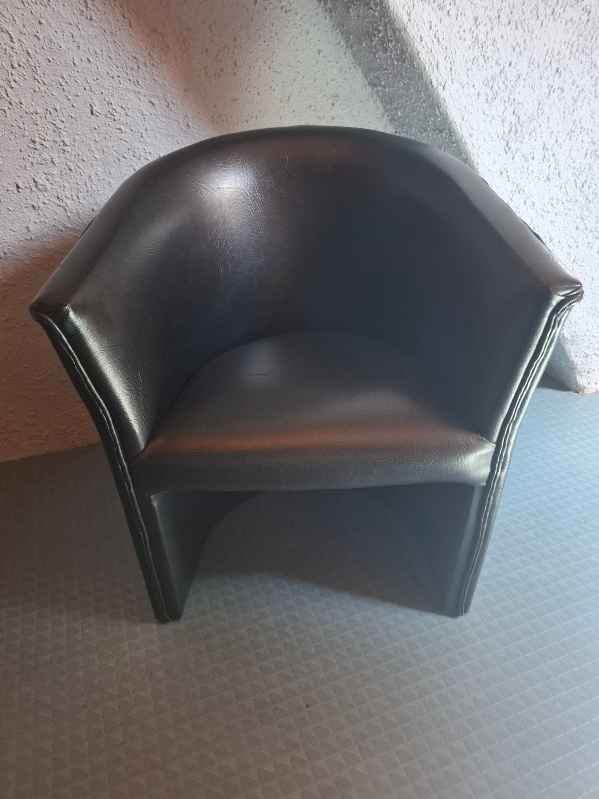 Zwarte kunstleren kuipstoel/ clubfauteuil - nette staat, Huis en Inrichting, Ophalen