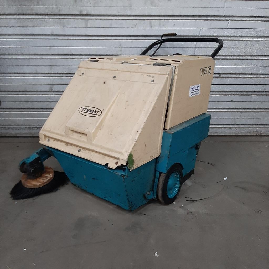 Tennant 186 elektrische aangedreven achterloop veegmachine, Articles professionnels, Machines & Construction | Entretien & Nettoyage