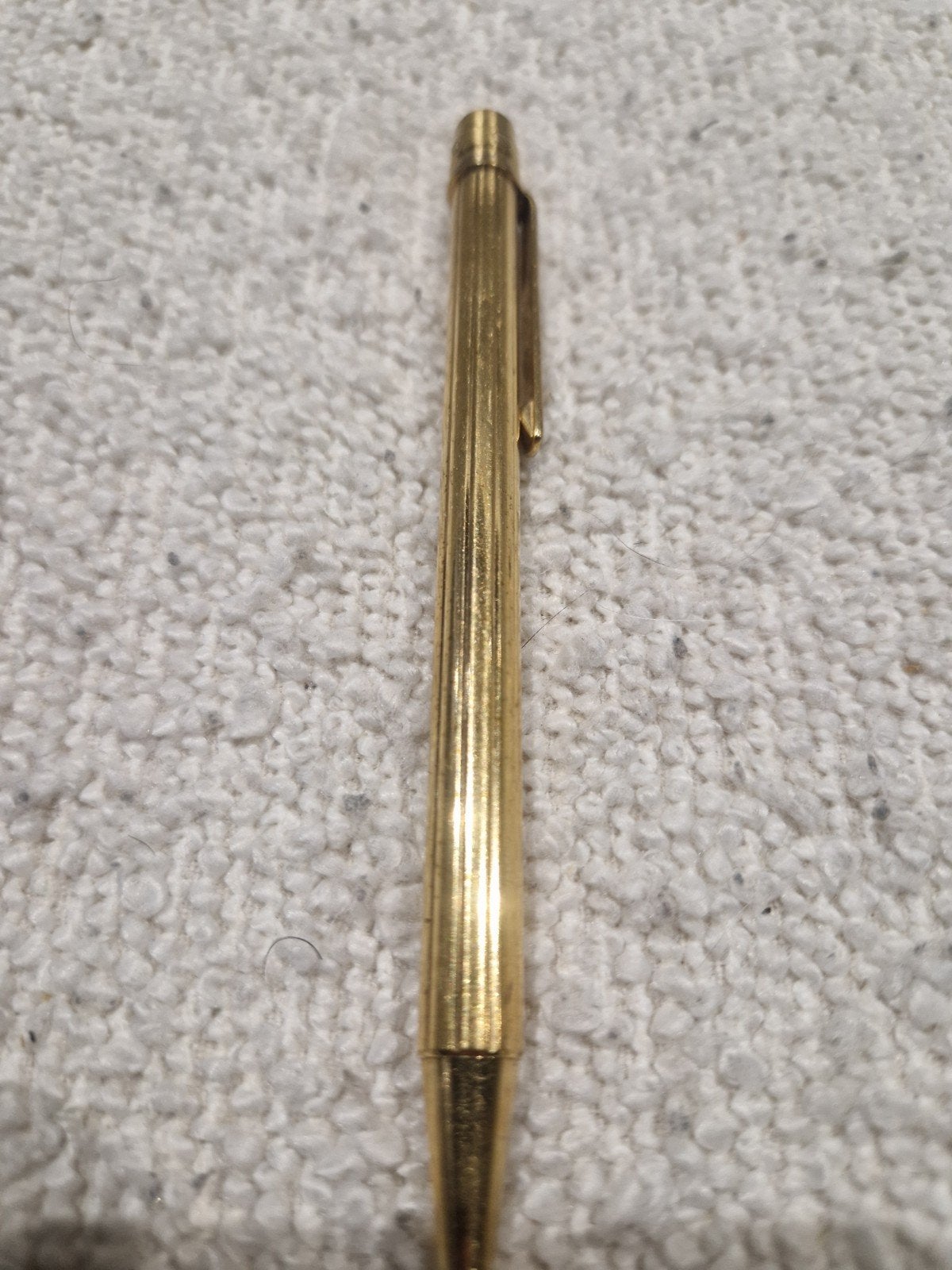 Corps de stylo bille Must de Cartier Godron plaqué or,, Enlèvement, Stylo à bille