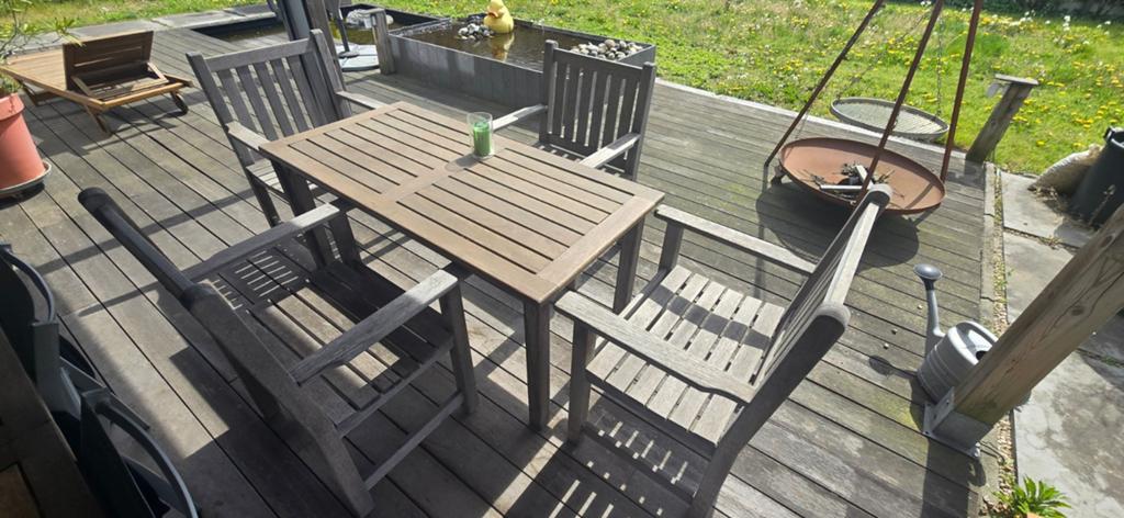 Houten tuintafel met stoelen, Tuin en Terras, Ophalen, 4 zitplaatsen, Gebruikt, Hardhout