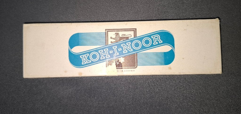 Koh-I-Noor Hardtmuth doos met 12 oude ongebruikte potloden, Verzamelen, Pennenverzamelingen, Overige merken, Overige typen, Met doosje
