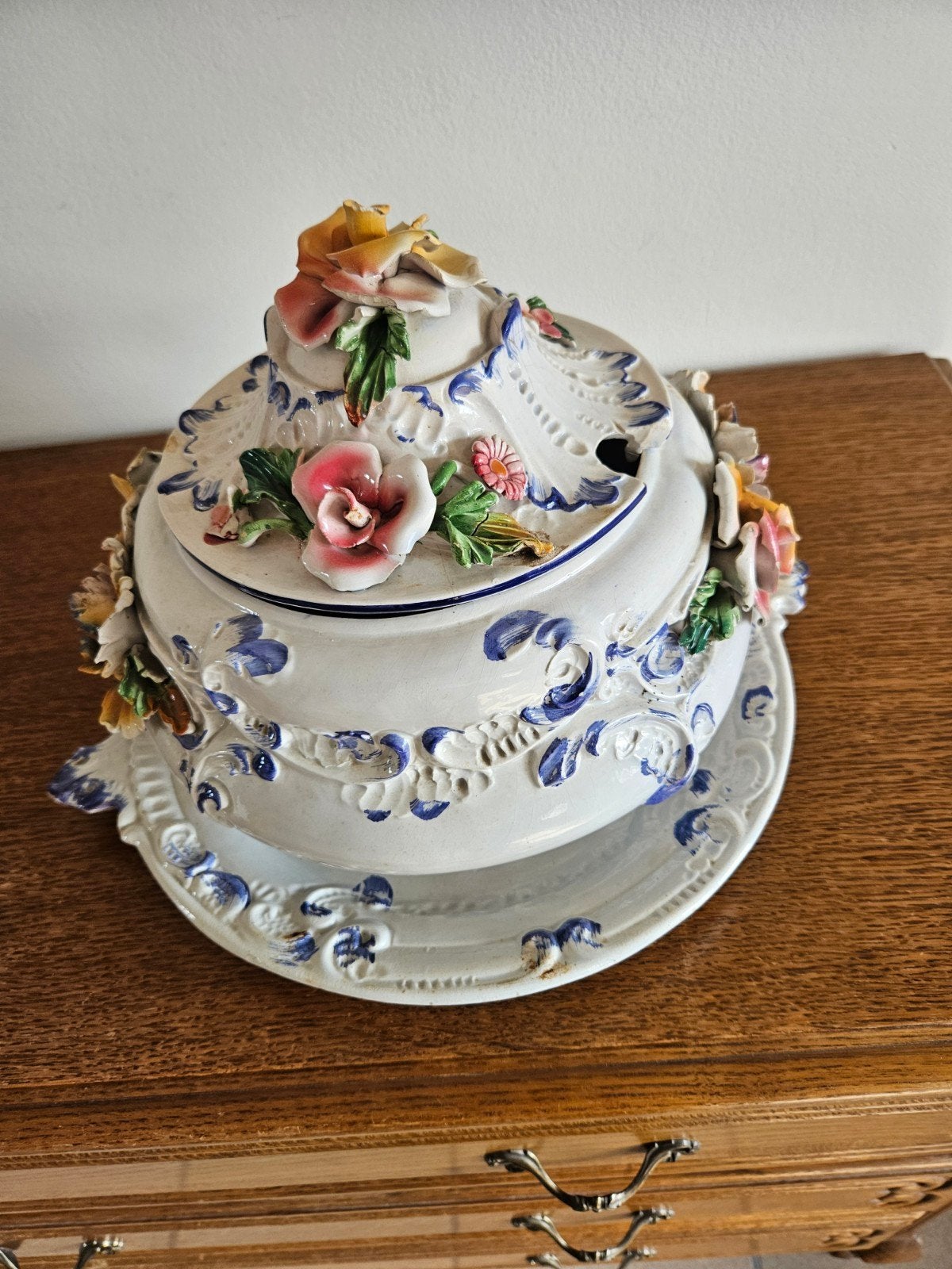Antieke Italiaanse Porseleinen Soepterrine met reliëfbloemen, Antiek en Kunst, Antiek | Porselein, Ophalen
