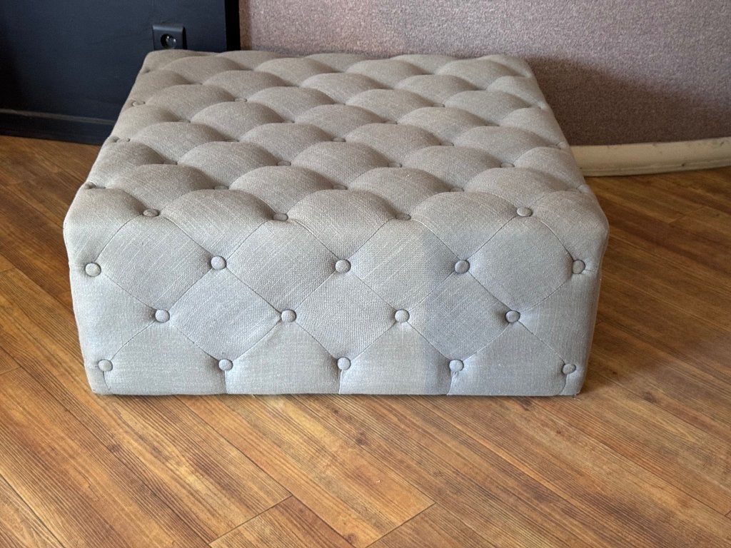 Vierkante Chesterfield poef grijze stof, Huis en Inrichting, Ophalen, Hout, Gebruikt, 75 tot 100 cm