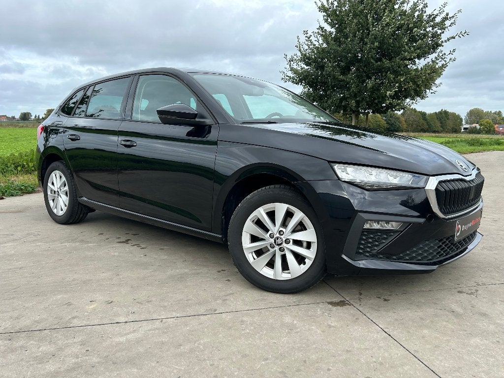 Skoda Scala 1.0TSI Automaat 2025 met fabrieksgarantie, Auto's, Dealer onderhouden, Zwart, Bedrijf, 5 deurs