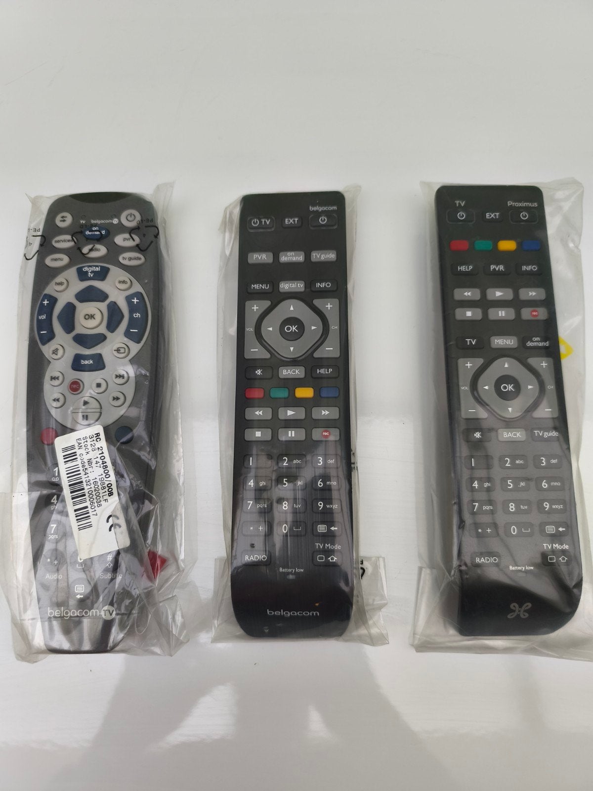 telecomande décodeur et télé, Enlèvement, Neuf