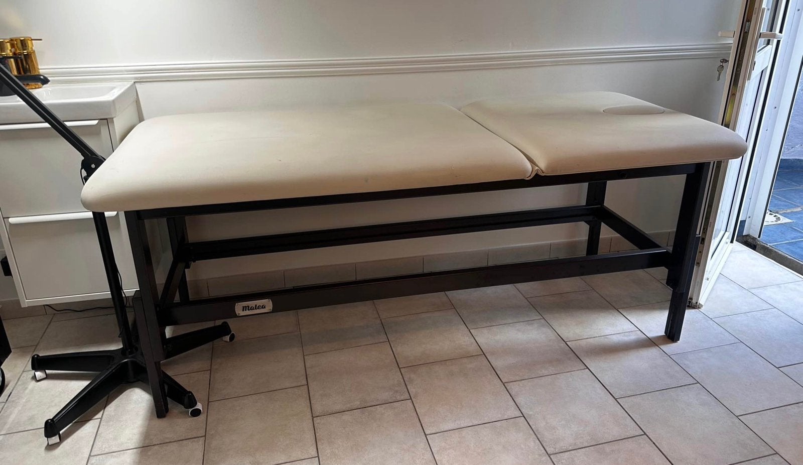 Table de massage beige et marrron en bois, Sports & Fitness, Enlèvement, Comme neuf, Table de massage
