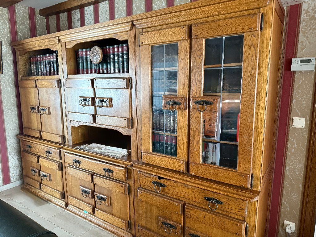 Massieve wandmeubel, Ophalen