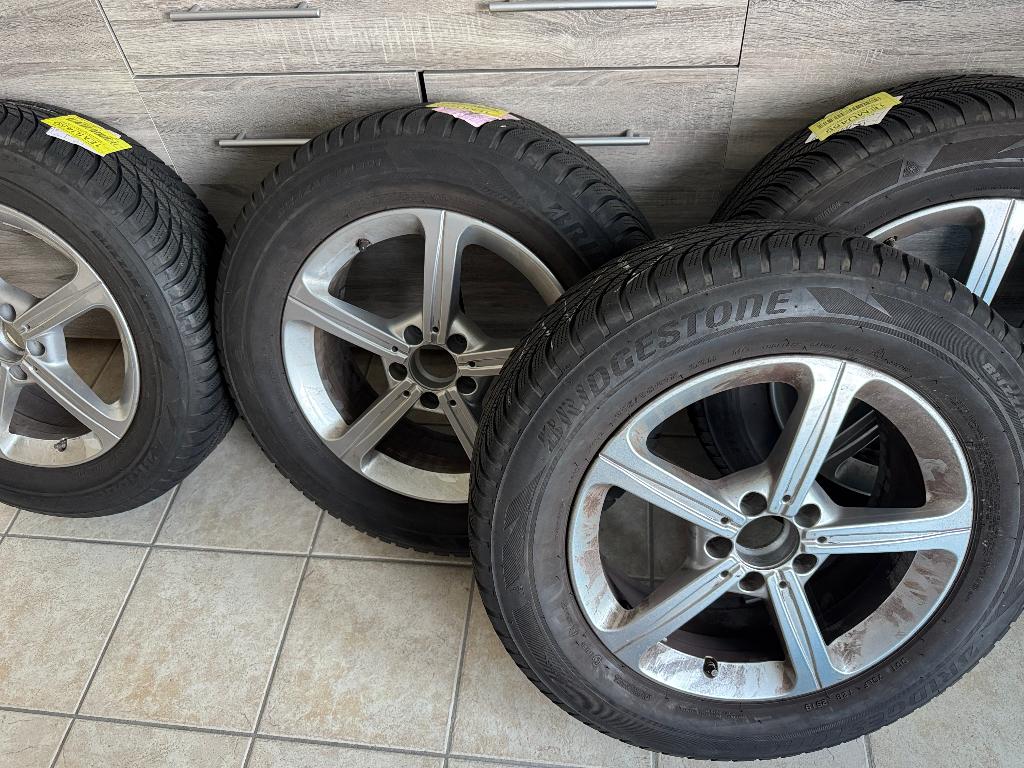 État impeccable !!! 4 Jantes Mercedes (17´)+ 4 pneus hivers, Ophalen, 215 mm, Nieuw, 17 inch