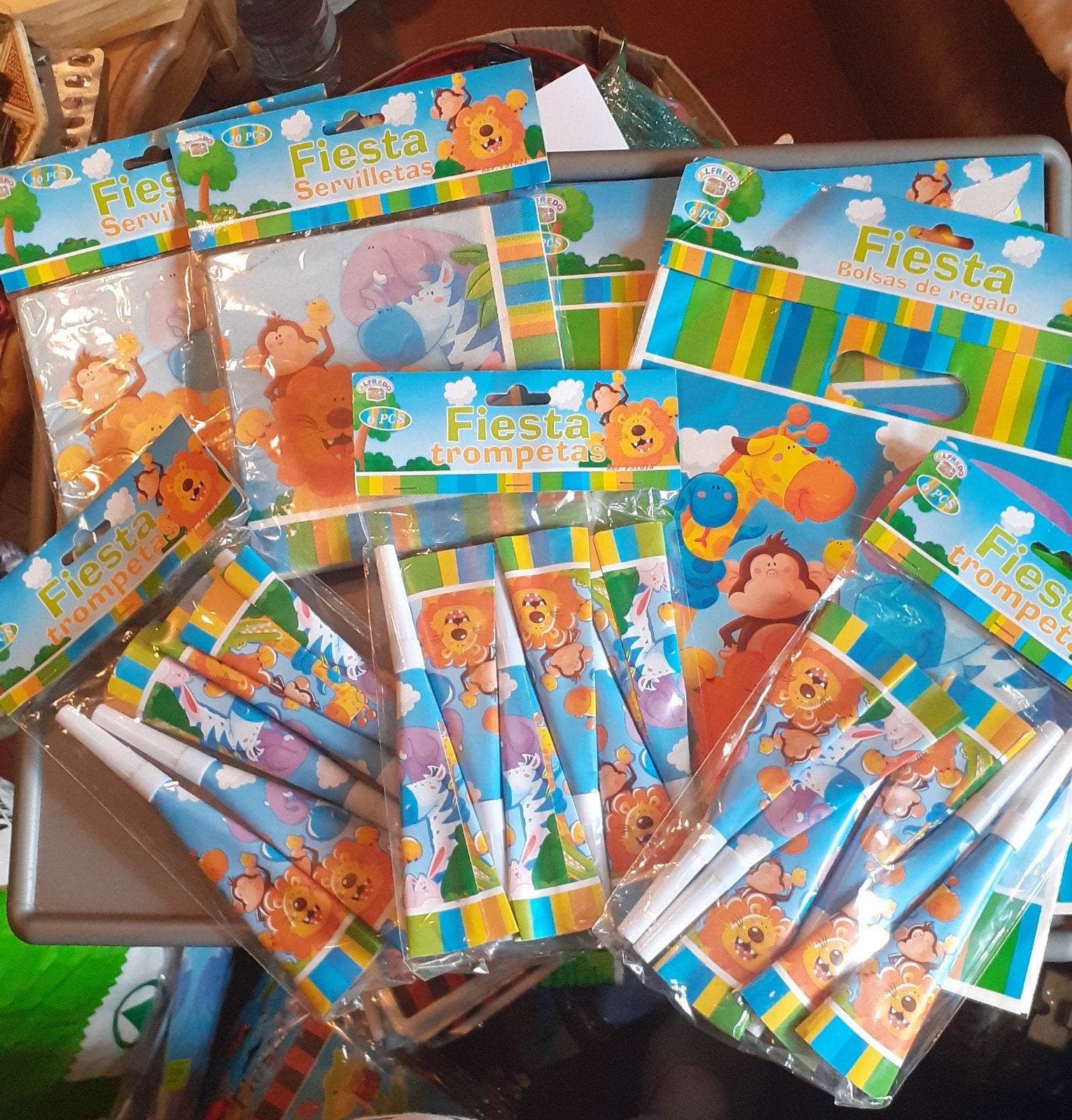 lot pour festivité 40 serviettes 18 trompette 18 sac bonbon, Enlèvement ou Envoi