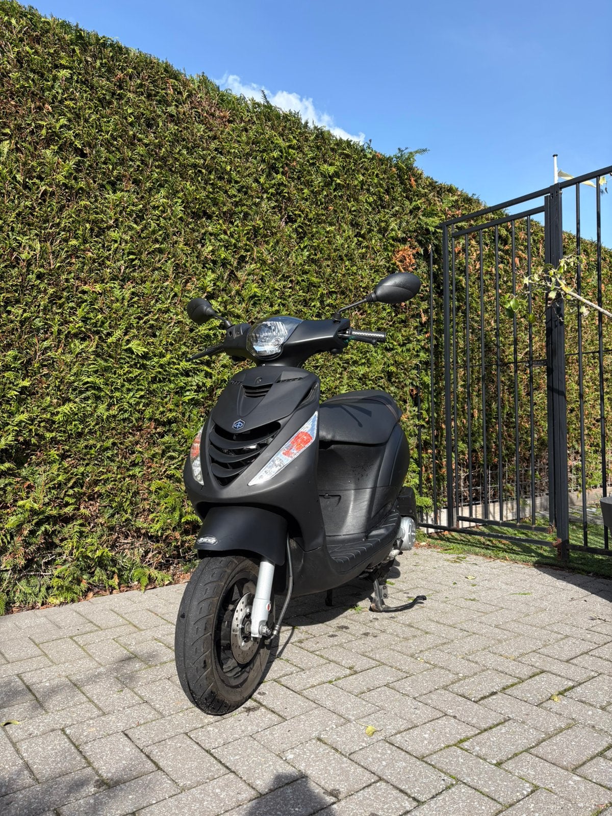 Piaggio Zip zwart mat met SP-kappen – Te koop, Vélos & Vélomoteurs, Zip, Comme neuf, Classe B (45 km/h), Enlèvement