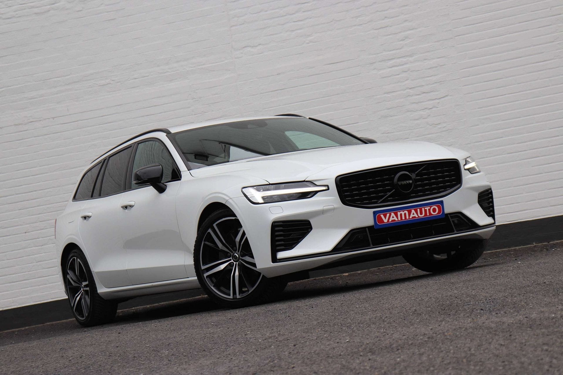 Volvo V60 T6 Recharge AWD PHEV R-Design - Black/H&K/Cam/19", Auto's, Automaat, Dealer onderhouden, https://public.car-pass.be/vhr/c4c4e708-4912-40db-8bce-4d03ca3d1eee