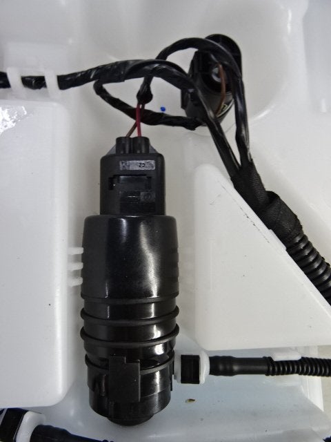 LAVE-GLACE POMPE AVANT BMW 1 serie (F20) (01-2010/06-2019), Utilisé, BMW, Petuelring 130
80809  München, DE, Bayerische Motoren Werke AG