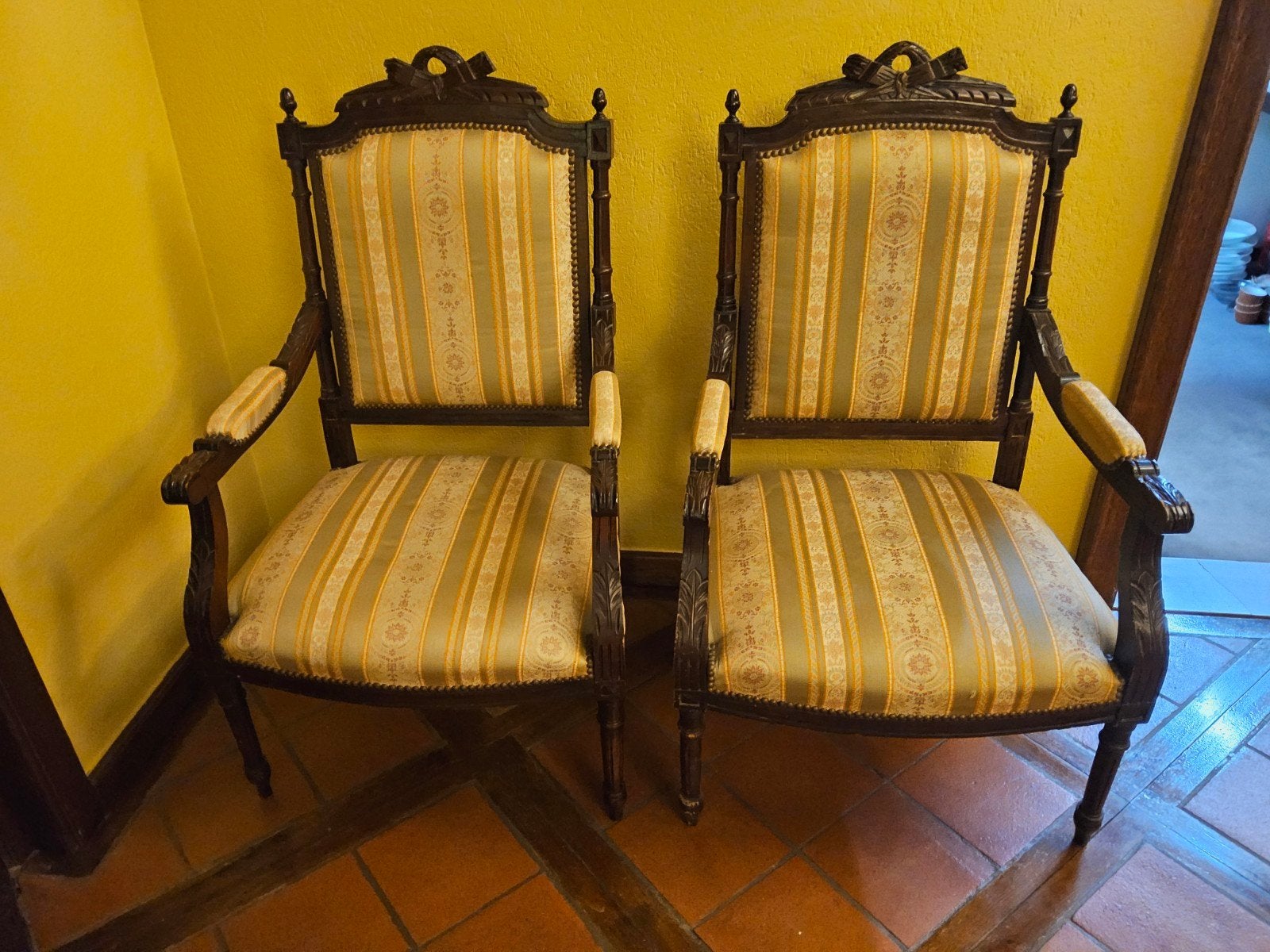 un bel ensemble de deux fauteuils anciens en bois., Enlèvement